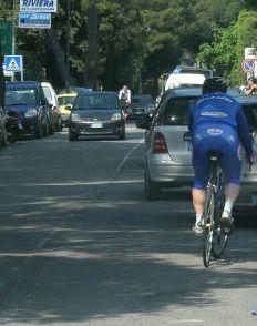 Un ciclista sulla vecchia Aurelia nella zona di Portovecchio