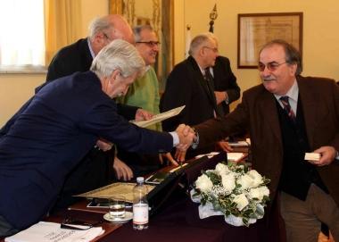 A sinistra la premiazione dellex sindaco di Empoli Varis Rossi 