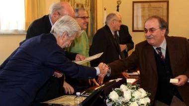 A sinistra la premiazione dell’ex sindaco di Empoli Varis Rossi