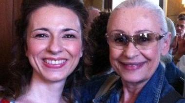 <b>BACKSTAGE</b> Silvia Dolfi sorridente con la Carrà dietro le quinte del Gran Concerto