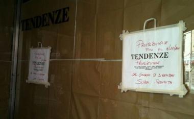 I cartelli affissi alla vetrina di Tendenze che annunciano la svendita totale per il negozio di Corso Amedeo 