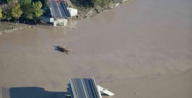 Il ponte della Colombiera spezzato 