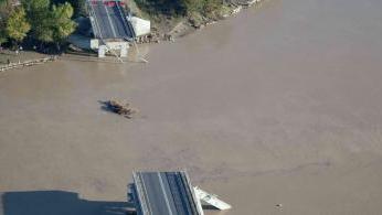 Il ponte della Colombiera spezzato