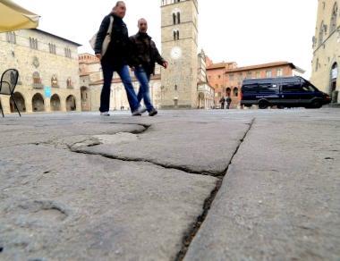 Il lastricato della piazza e lassessore Pallini 