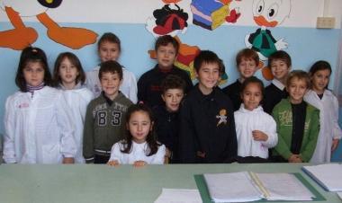 I bambini della classe seconda B della scuola Casa del Duca e (sotto) una palla di Natale con la frase da attaccare ai vetri dei pullman 