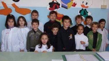 I bambini della classe seconda B della scuola Casa del Duca e (sotto) una palla di Natale con la frase da attaccare ai vetri dei pullman