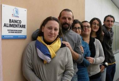 I giovani volontari che gestiscono il Banco alimentare  