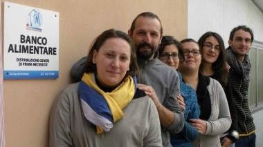 I giovani volontari che gestiscono il Banco alimentare