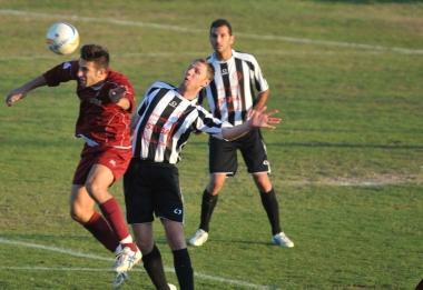 Luca Magnani cerca di colpire la palla di testa     