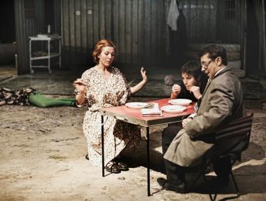 Una scena dello spettacolo Giochi di famiglia 