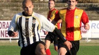 A destra il goleador Angelotti; in basso Bartolomei e a sinistra un contrasto