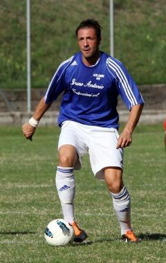Il difensore centrale Luca Sarmiento in azione 