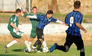 Grilli in mezzo a due avversari 