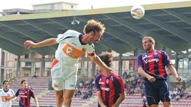 Pagani al colpo di testa Sotto Scandurra