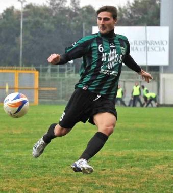 Falivena tenta di intercettare la palla 