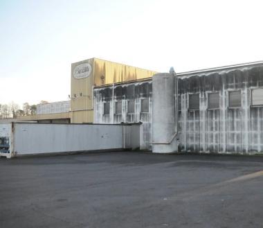 Lo stabilimento della Panem ad Altopascio e a destra lassemblea dei lavoratori che ieri hanno appreso della chiusura dello storico panificio (Vip) 
