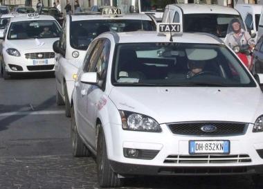 Di fianco taxi nel traffico Sotto il premier Mario Monti   
