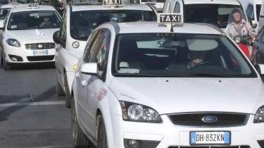 Di fianco taxi nel traffico Sotto il premier Mario Monti