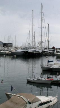 <b>LAVORATORI A RISCHIO.</b> Yacht e velieri in porto a Viareggio 