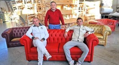 Mario Balli con i figli Lorenzo e Massimiliano su uno dei loro divani 