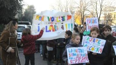 La manifestazione di mercoledì davanti alla scuola Fornaciari