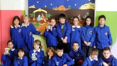 I ragazzi della scuola Bresciani che hanno eseguito un bel presepe di gruppo