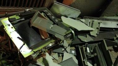 La cassa continua demolita nell’esplosione