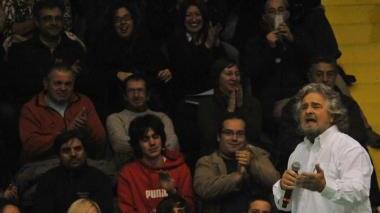 Sopra un momento della maxi assemblea pubblica con Beppe Grillo; accanto la prima manifestazione