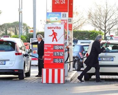 Automobilisti e un motociclista fanno il pieno di carburante in alcuni distributori pistoiesi coi nuovi prezzi pesantemente ritoccati da mercoled&igrave; 