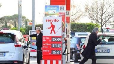 Automobilisti e un motociclista fanno il pieno di carburante in alcuni distributori pistoiesi coi nuovi prezzi pesantemente ritoccati da mercoledì