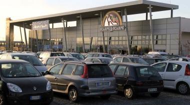 A sinistra ledificio con i nuovi negozi Decathlon e Scarpe&amp;Scarpe 