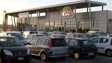 A sinistra l’edificio con i nuovi negozi Decathlon e Scarpe&Scarpe