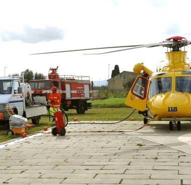 <b>IL PIENO</b> I pompieri Gsa vigilano sul rifornimento di cherosene allelisuperficie dellospedale 
