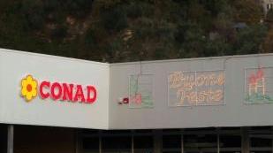 <b>LADRI AL SUPERMARKET.</b> La Conad di Massarosa da dove sono spariti 50 cellulari