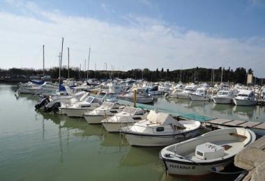 Lattuale porticciolo a Marina di Cecina  