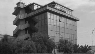 <b>INDAGINE CHIUSA.</b> Accanto l’ex sede di Massa Servizi e l’entrata della Procura
