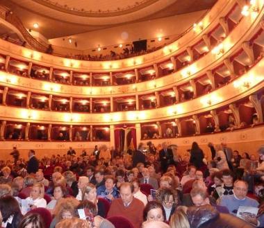 Pubblico al teatro Manzoni (archivio) 