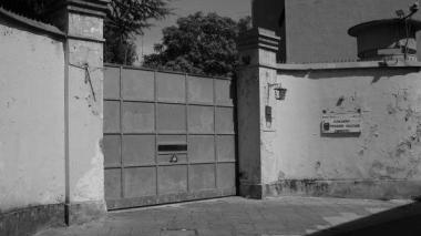 A fianco l’ingresso dell’ex distretto militare “Curtatone e Montanara” nel centrale quartiere San Martino; a destra la caserma “Bechi Luserna” che si trova sulla strada Aurelia