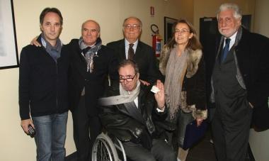 Eros Ossani, primo a sinistra, durante la premiazione a Francesco Nuti 