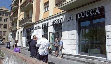 Rapinano la banca con trincetto e pistola