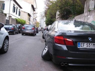 <b>DANNEGGIATE.</b> Alcune auto in sosta con i segni della collisione 