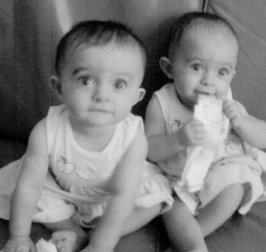 1 ANNO PER ASIA E AURORA!! Un bacione alle nostre principesse da babbo Alessio, mamma Monica, ...