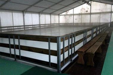 La pista di pattinaggio allestita accanto al palasport di Sovigliana   