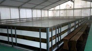 La pista di pattinaggio allestita accanto al palasport di Sovigliana
