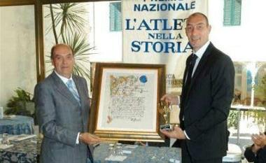 Il presidente Alessandro Masoni premia Marco Bracci 