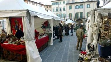 Le bancarelle in piazza Farinata degli Uberti per il mercato di Natale