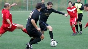 Qui sopra un’azione di una partita del campionato Uisp, sotto Massimo Lucherini tecnico della Scalese
