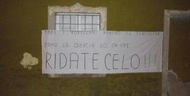 <b>ROSELLE.</b> Striscione di protesta sul muro dellex circolo Arci    