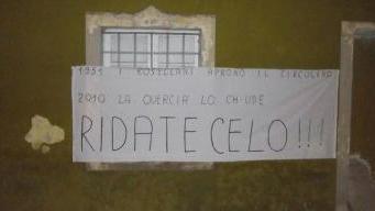 <b>ROSELLE.</b> Striscione di protesta sul muro dell’ex circolo Arci