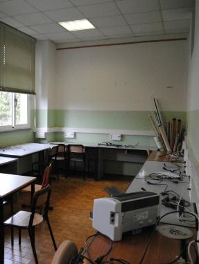 La desolazione nellaula dove sono stati rubati i pc e gli striscioni fuori la scuola 